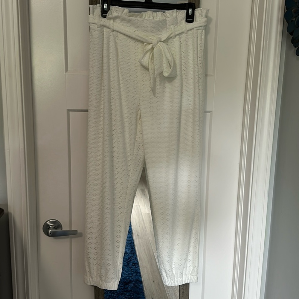 EST. 1946 white pants with ruched waist and tie size medium!
